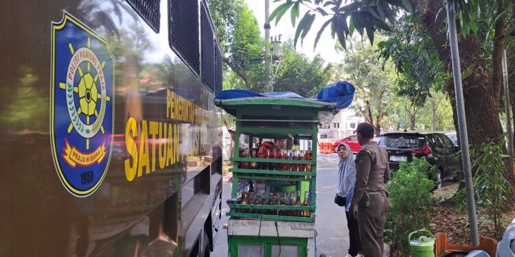 Satpol PP Tertibkan PKL di Kawasan Perkantoran Pemkab
