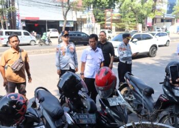 Petugas akan Angkut Kendaraan yang Parkir Liar di Depan CSB