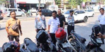 Petugas akan Angkut Kendaraan yang Parkir Liar di Depan CSB