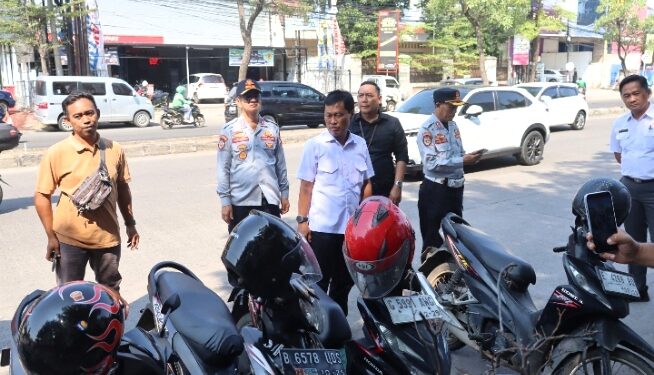 Petugas akan Angkut Kendaraan yang Parkir Liar di Depan CSB
