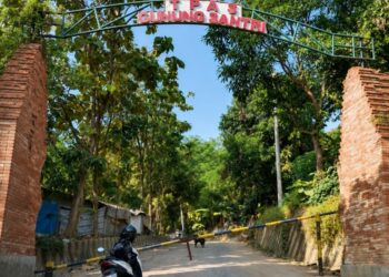 Warga Blokade TPA Gunung Santri, Pemkab Janjikan Perbaikan Jalan Secepatnya