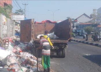 DLH Bersihkan Sampah Liar di Jalur By Pass