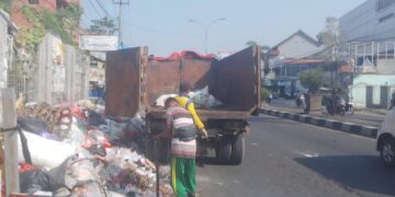 DLH Bersihkan Sampah Liar di Jalur By Pass