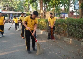 Personel Polres Cirebon Kota Bersihkan Tempat Ibadah dalam Rangkaian Hari Bhayangkara ke-80