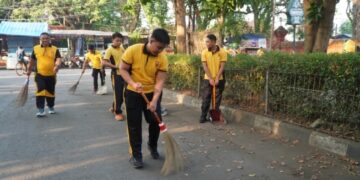 Personel Polres Cirebon Kota Bersihkan Tempat Ibadah dalam Rangkaian Hari Bhayangkara ke-80