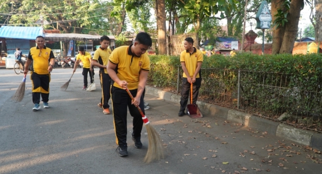 Personel Polres Cirebon Kota Bersihkan Tempat Ibadah dalam Rangkaian Hari Bhayangkara ke-80