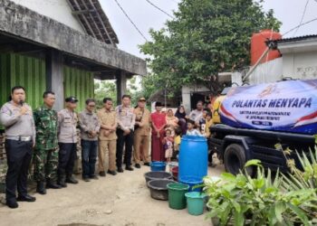 Satlantas Polres Cirebon Kota Distribusikan Air Bersih untuk Warga Argasunya di Hari Bhayangkara ke-80