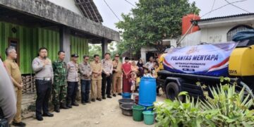 Satlantas Polres Cirebon Kota Distribusikan Air Bersih untuk Warga Argasunya di Hari Bhayangkara ke-80