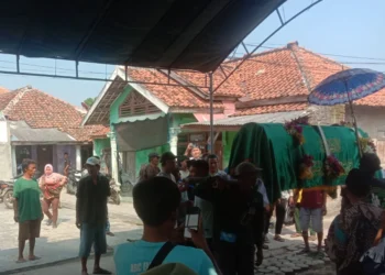 Suasana Haru Selimuti prosesi Pemakaman Korban Kecelakaan Maut Indramayu