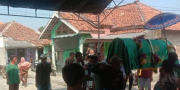 Suasana Haru Selimuti prosesi Pemakaman Korban Kecelakaan Maut Indramayu