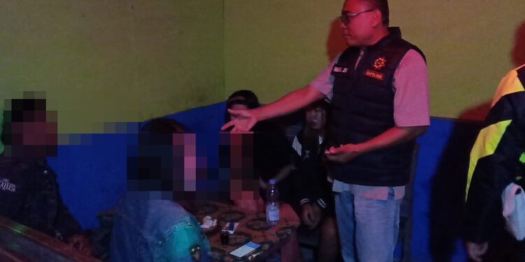 Razia Warem, Polsek Kandanghaur Dapati Wanita Malam dan Pria Hidung Belang dan Puluhan Miras Disita