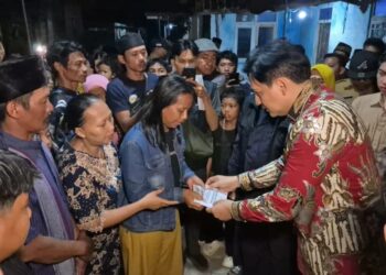 Takziah ke 12 Korban Kecelakaan Maut Indramayu, Lucky Hakim Minta Aturan Angkutan Diperketat