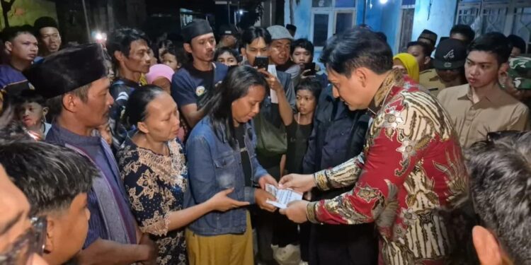 Takziah ke 12 Korban Kecelakaan Maut Indramayu, Lucky Hakim Minta Aturan Angkutan Diperketat