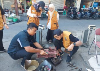 Cegah Kecurangan dan Lindungi Konsumen, DKUKMPP Kota Cirebon Periksa Timbangan di Pasar 