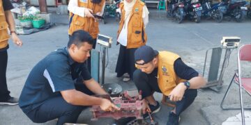 Cegah Kecurangan dan Lindungi Konsumen, DKUKMPP Kota Cirebon Periksa Timbangan di Pasar 