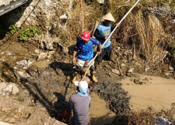 Atasi Saluran Irigasi yang Tersumbat, Damkar Indramayu Bantu Petani Alirkan Air ke Sawah