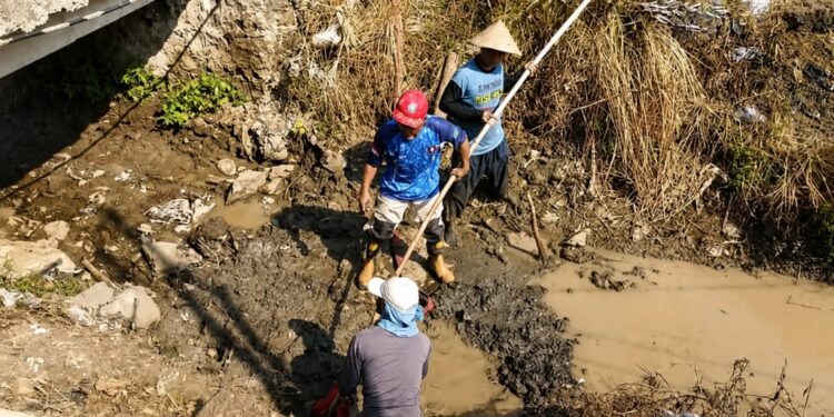 Atasi Saluran Irigasi yang Tersumbat, Damkar Indramayu Bantu Petani Alirkan Air ke Sawah