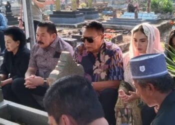Jaksa Agung ST Burhanuddin Pulang Kampung, Ziarah ke Makam Orang Tua di Talaga Wetan 