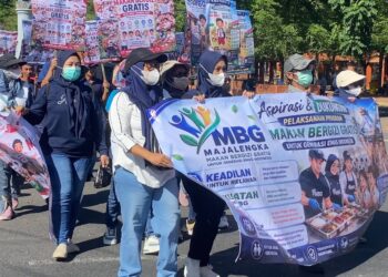 Warga Geruduk DPRD dan Pendopo Majalengka, Mereka Mendesak Program MBG Dilanjutkan