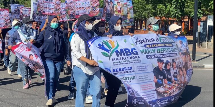 Warga Geruduk DPRD dan Pendopo Majalengka, Mereka Mendesak Program MBG Dilanjutkan 