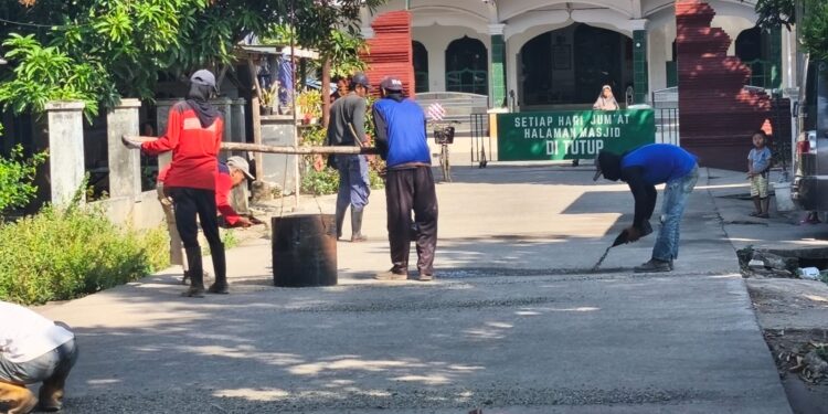 Warga Gebang Udik Swadaya Perbaiki Akses Masjid Bersejarah Baitul Ghofur