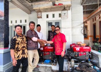 Prof. Rokhmin Dahuri Salurkan Lima Mesin Perahu untuk Nelayan Gebang Mekar
