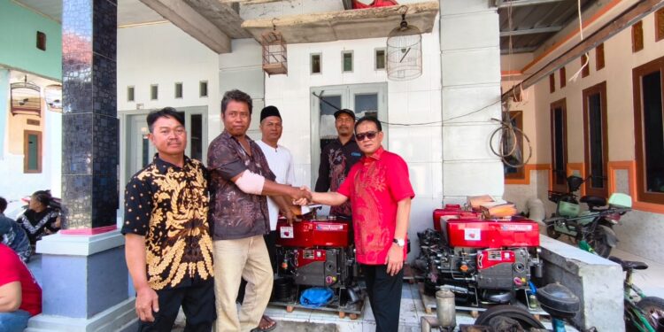 Prof. Rokhmin Dahuri Salurkan Lima Mesin Perahu untuk Nelayan Gebang Mekar