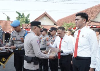 Dinilai Berdedikasi, 51 Personel Polres Cirebon Kota Diganjar Penghargaan, Dua Anggota Raih Hadiah Umrah