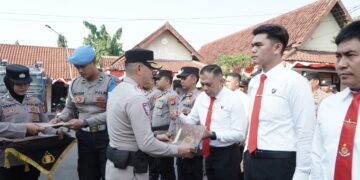 Dinilai Berdedikasi, 51 Personel Polres Cirebon Kota Diganjar Penghargaan, Dua Anggota Raih Hadiah Umrah