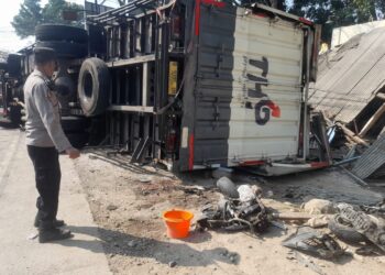 Truk Diduga Rem Blong Hantam Warung Gronggong, Ibu dan Bayi Tewas