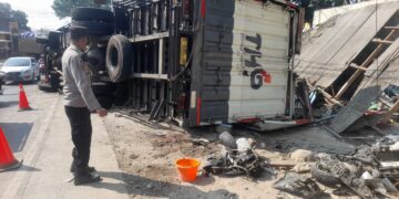 Truk Diduga Rem Blong Hantam Warung Gronggong, Ibu dan Bayi Tewas
