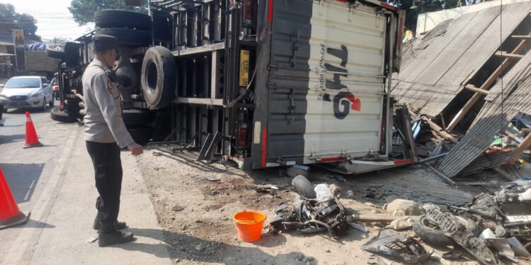 Truk Diduga Rem Blong Hantam Warung Gronggong, Ibu dan Bayi Tewas