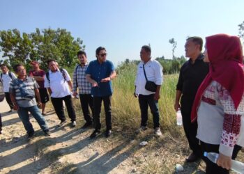 Tinjau Jalan Rusak Tawangsari, Ketua DPRD Cirebon Janji Perjuangkan Perbaikan