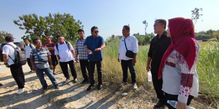 Tinjau Jalan Rusak Tawangsari, Ketua DPRD Cirebon Janji Perjuangkan Perbaikan