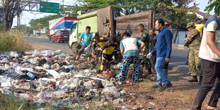 Camat Pangenan Bersihkan Tiga Titik Sampah Liar, Desa Diminta Mandiri Kelola Limbah
