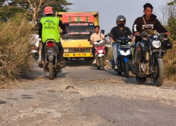Warga Minta Jalan Cirebon Timur Dibeton Total