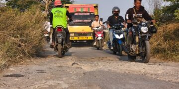 Warga Minta Jalan Cirebon Timur Dibeton Total