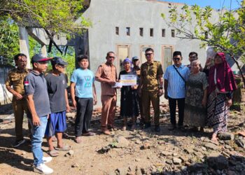 Rumah Ludes Terbakar, Pemdes Serang Kulon Bantu Korban Kehilangan Harta Benda