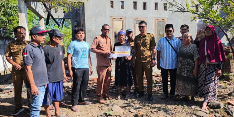 Rumah Ludes Terbakar, Pemdes Serang Kulon Bantu Korban Kehilangan Harta Benda