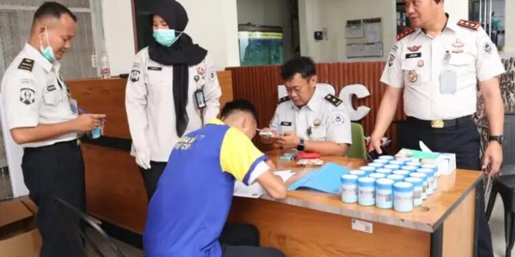 Rutan Cirebon Gelar Tes Urin Mendadak Bagi Petugas dan WBP