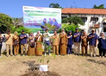 Komitmen Hijaukan Lingkungan, Pelindo Regional 2 Cirebon Serahkan 200 Bibit Pohon Keras