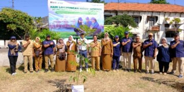 Komitmen Hijaukan Lingkungan, Pelindo Regional 2 Cirebon Serahkan 200 Bibit Pohon Keras