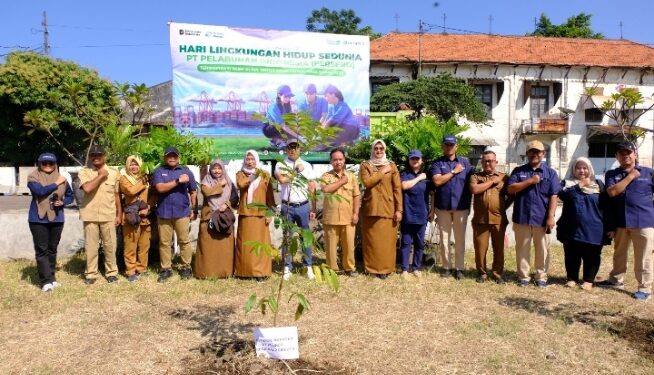 Komitmen Hijaukan Lingkungan, Pelindo Regional 2 Cirebon Serahkan 200 Bibit Pohon Keras