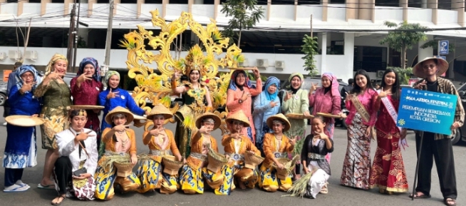 Perempuan Berkebaya Indonesia (PBI) Kota Cirebon Kembali Tampil di Asia Afrika Festival 2026, Angkat Tari Mapag Sri Bersama SMPN 15 Kota Cirebon